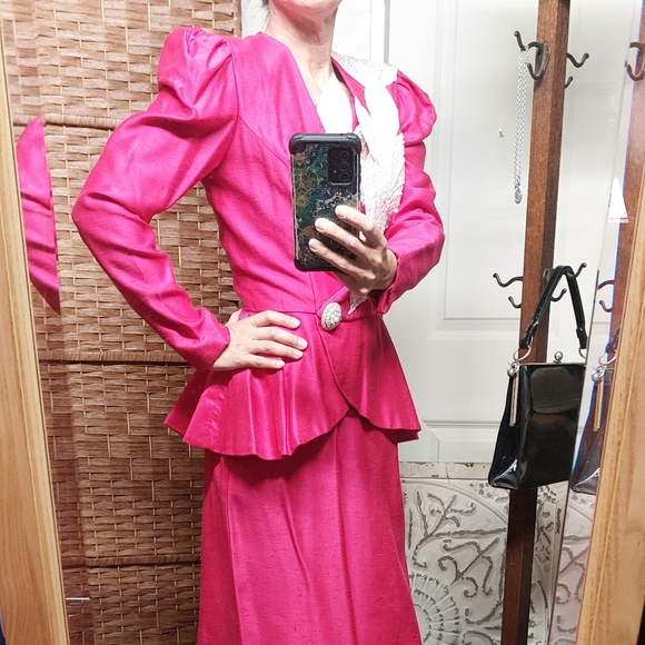 Vintage two piece suit dress Raspberry Pink, Peplum Jacket, Embroidered 1950's - Picture 15 of 16